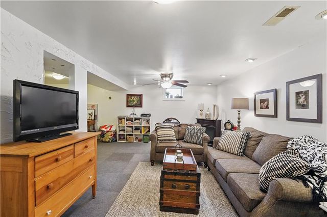 2916 S Northern Boulevard, Independence, MO 64052