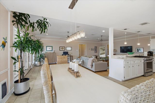 1085 Redfish Street, Bayou Vista, TX 77563