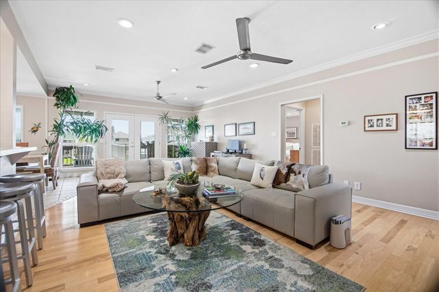 1085 Redfish Street, Bayou Vista, TX 77563