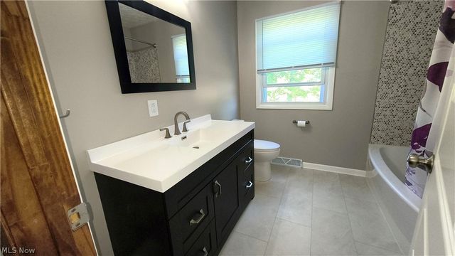 13299 Carnation Avenue NW, Hartville, OH 44632