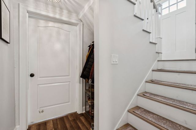8 Skyview Ln, Woburn, MA 01801