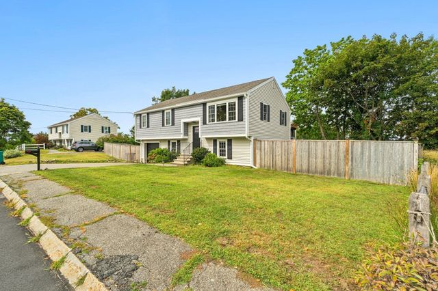 8 Skyview Ln, Woburn, MA 01801