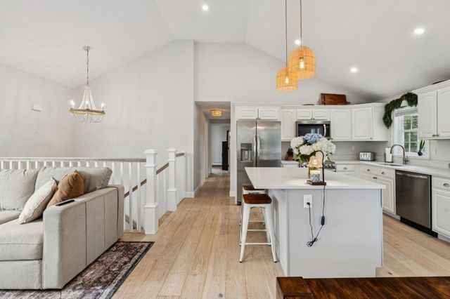 8 Skyview Ln, Woburn, MA 01801
