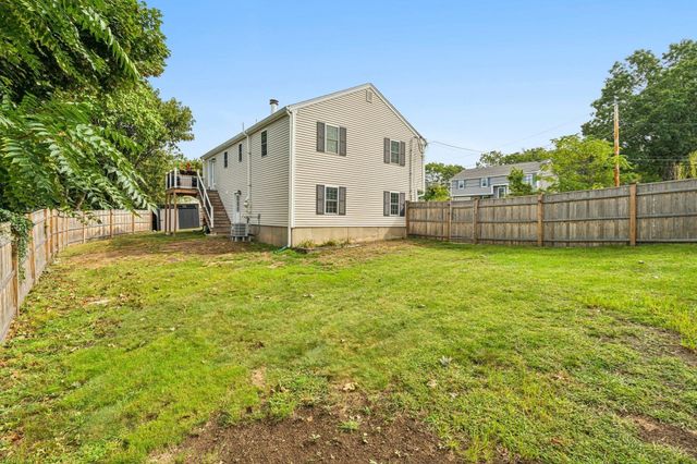 8 Skyview Ln, Woburn, MA 01801
