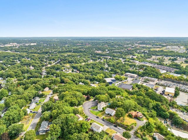 8 Skyview Ln, Woburn, MA 01801