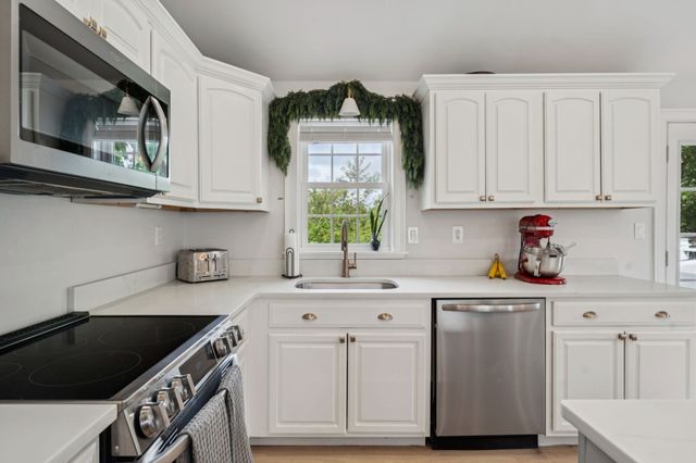 8 Skyview Ln, Woburn, MA 01801
