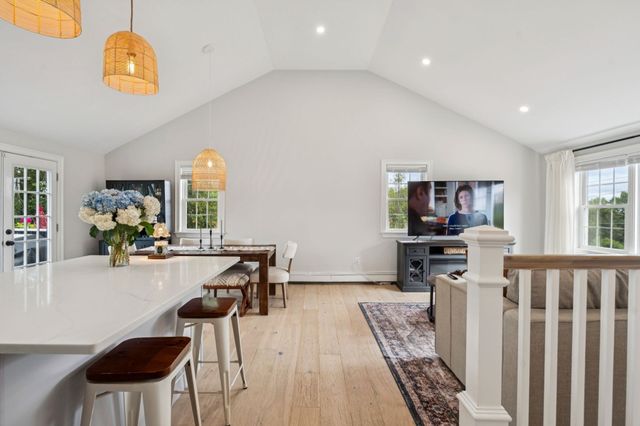 8 Skyview Ln, Woburn, MA 01801