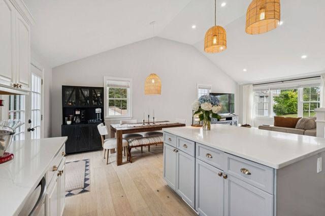 8 Skyview Ln, Woburn, MA 01801