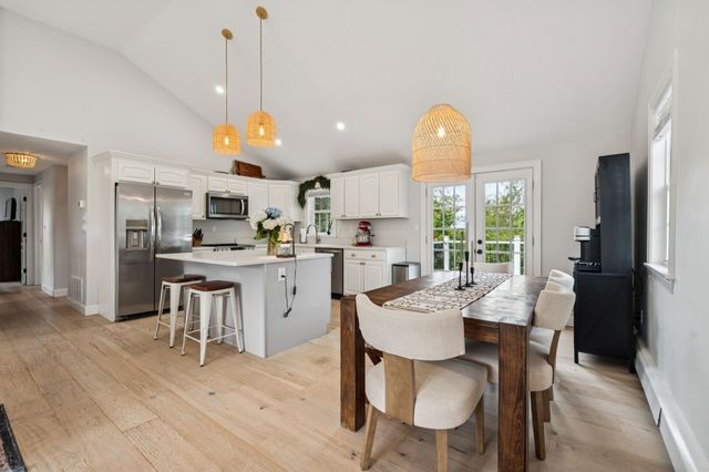 8 Skyview Ln, Woburn, MA 01801