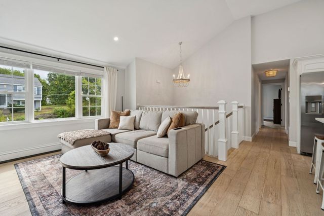 8 Skyview Ln, Woburn, MA 01801
