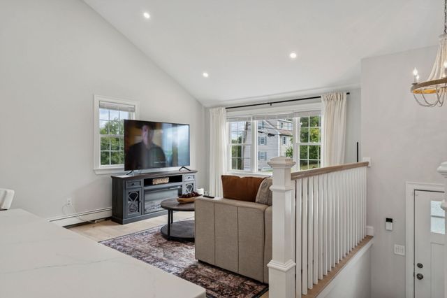 8 Skyview Ln, Woburn, MA 01801