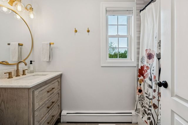 8 Skyview Ln, Woburn, MA 01801