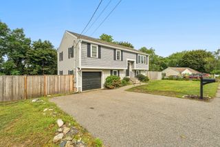 8 Skyview Ln, Woburn, MA 01801
