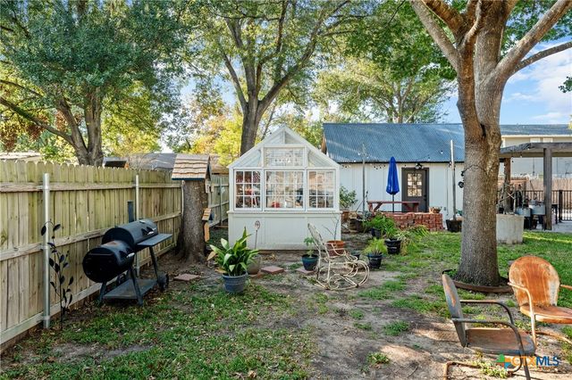 1005 E 14th Street, Cameron, TX 76520