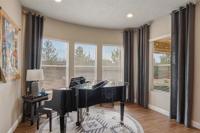 4687 Las Plazuelas, Santa Fe, NM 87507