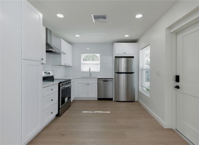 7291 8TH N, St Petersburg, FL 33702