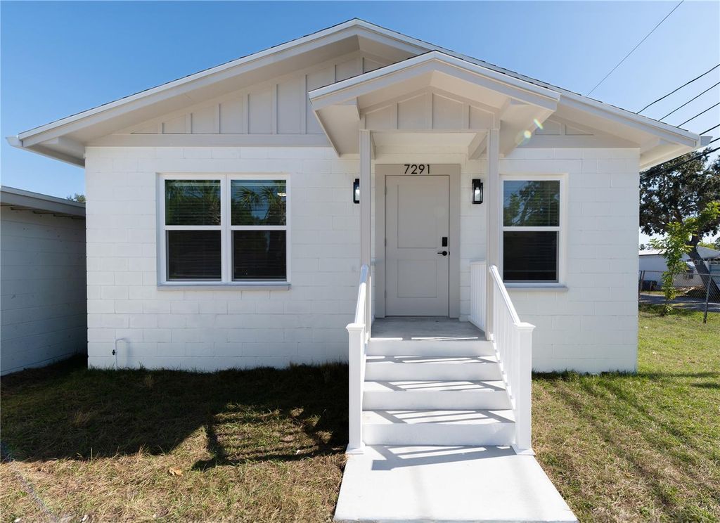 7291 8TH N, St Petersburg, FL 33702