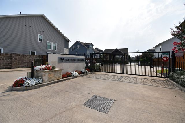 10914 Brambling Wood Dr S, Houston, TX 77043