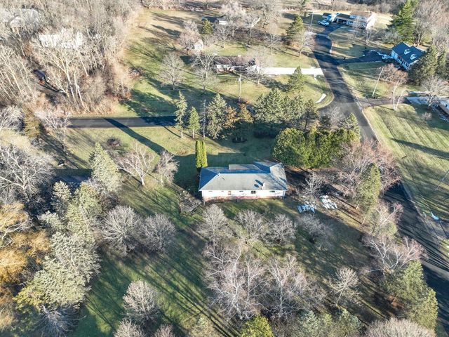 N5907 Aspen DRIVE, Burlington, WI 53105