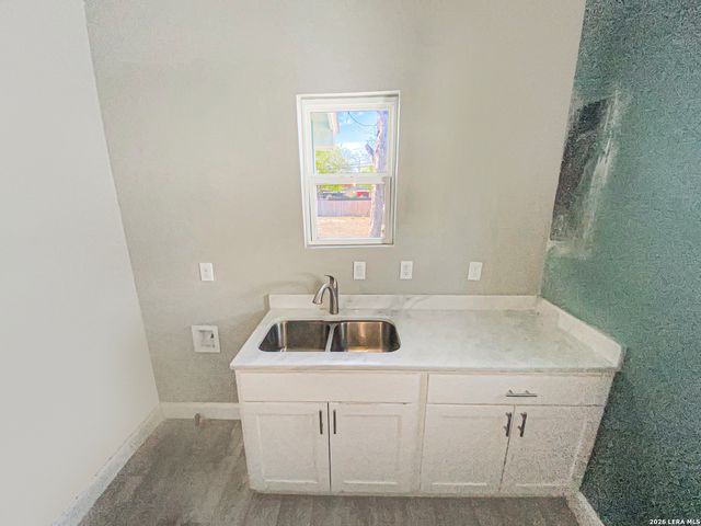 1614 W Martin, San Antonio, TX 78207