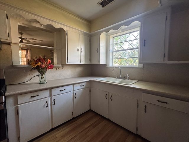 635 Victoria Ave, Taft, TX 78390