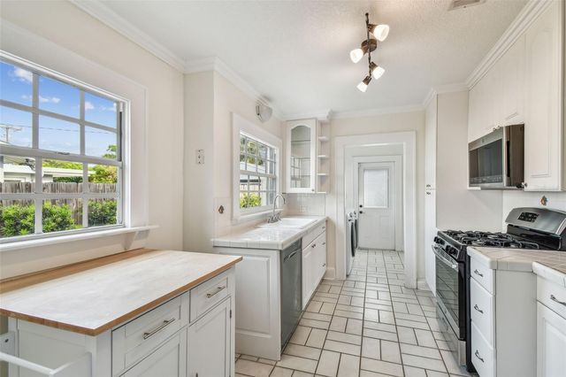 3120 S JULIA CIRCLE, Tampa, FL 33629