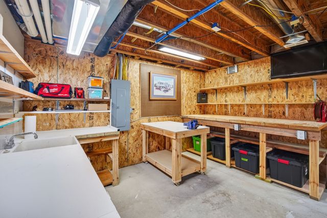 3221 4th Avenue SE, Altoona, IA 50009