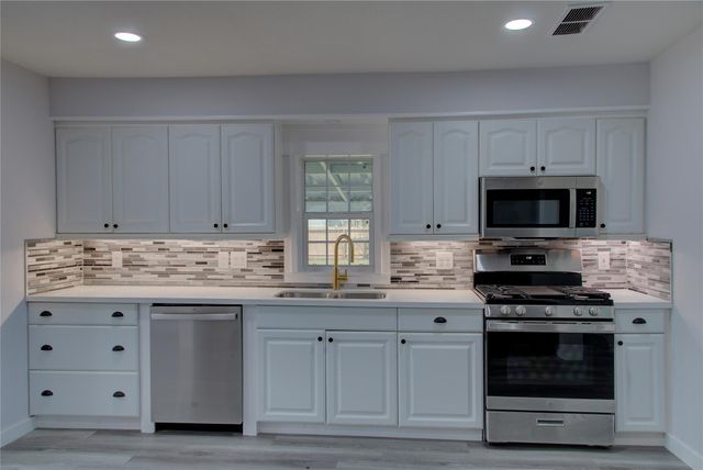 415 Perkins Avenue, League City, TX 77573