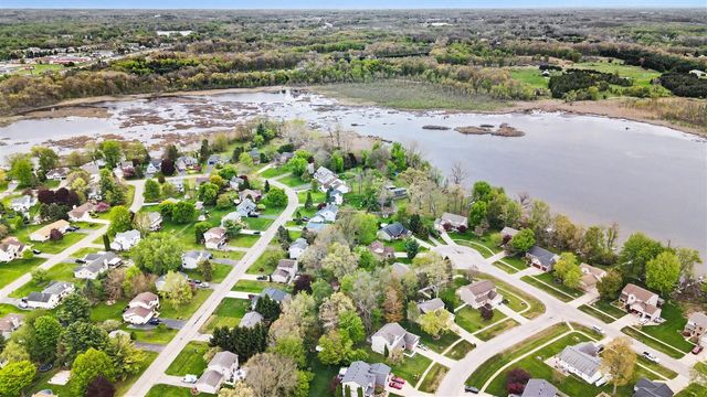 9410 Sandlewood Drive, Whitmore Lake, MI 48189