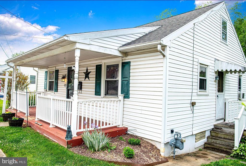 125 MANCHESTER ST, Glen Rock, PA 17327