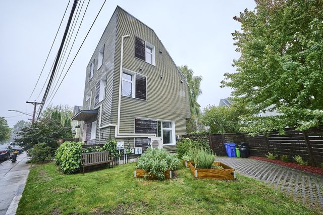 66 Catherine St 66, Boston, MA 02131