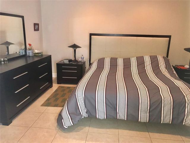 6651 Hidden Cove Drive, Davie, FL 33314