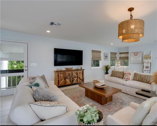 9214 Kincaid CT, Sanibel, FL 33957