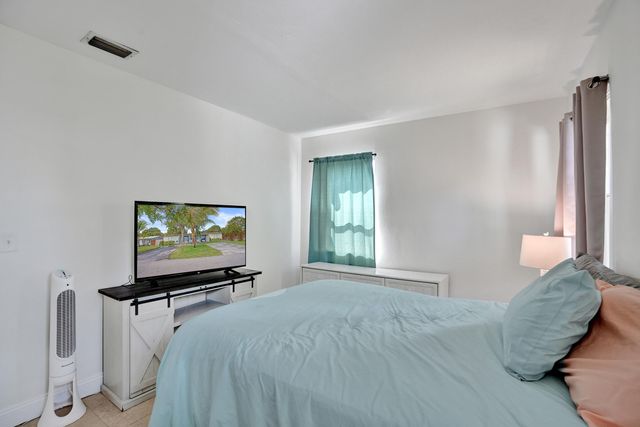 2461 NE 20th Avenue, Lighthouse Point, FL 33064